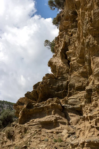 Sahilin bir tarafında yapılandırılmış bir kaya. Kabataslak malzemelerin çeşitli dokuları. Livadi Sahili, Thassos Adası (Tassos), Yunanistan.