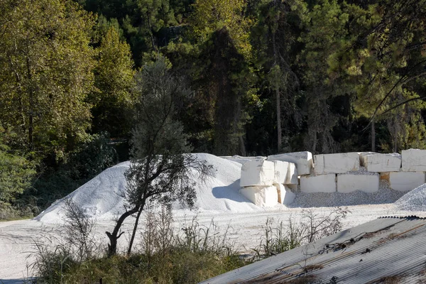 Jedna Fabryk Marmuru Biały Kamień Blokach Żwirze Przechowywany Drewnie Wschodnie — Zdjęcie stockowe