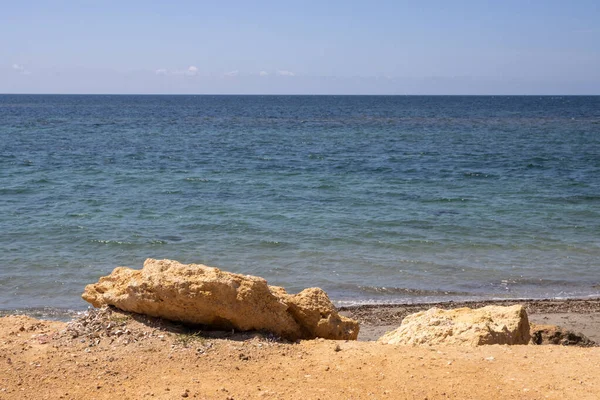 Cor Amarela Areia Uma Rocha Beira Mar Água Mar Mediterrâneo — Fotografia de Stock