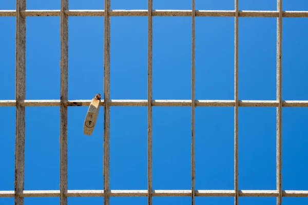 用生锈的挂锁的白色生锈的栅栏的细节 背景是明亮的蓝天 意大利西西里的Marsala — 图库照片