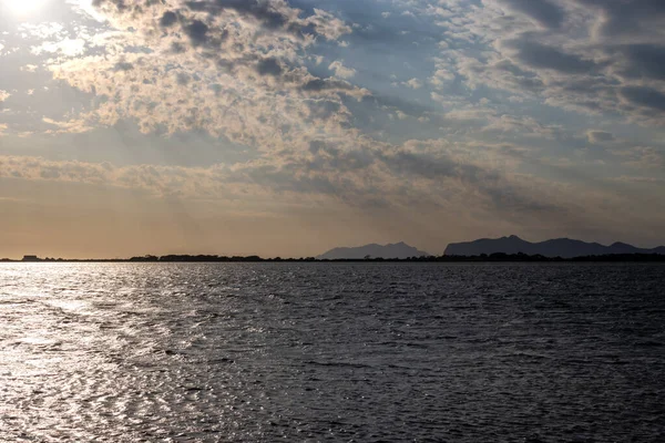 Medelhavet Tyrrenska Havet Tidigt Kvällen Molnig Himmel Med Solstrålar Silhuett — Stockfoto