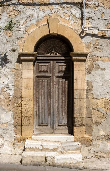 Деревянная Коричневая Выветриваемая Дверь Рамке Аркой Старый Обветшалый Фасад Здания — стоковое фото