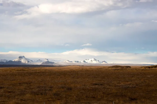有草地 田野或牧场的国家 秋天干燥 地平线上有雪的山脉 蓝天白云 Gullfoss地区 冰岛中南部 — 图库照片