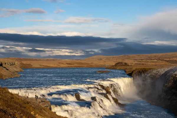 金圆中著名的部分 古尔佛斯瀑布的瀑布 四周是悬崖 傍晚时分 大自然的金黄色 多云的天空 冰岛Gullfoss — 图库照片