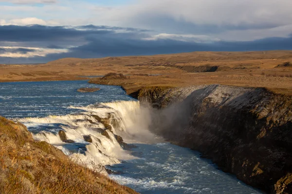 金圆中著名的部分 古尔佛斯瀑布的瀑布 四周是悬崖 傍晚时分 大自然的金黄色 多云的天空 冰岛Gullfoss — 图库照片