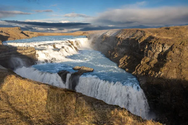 金圆中著名的部分 古尔佛斯瀑布的两个瀑布 四周都是悬崖 傍晚时分 大自然的金黄色 冰岛Gullfoss — 图库照片