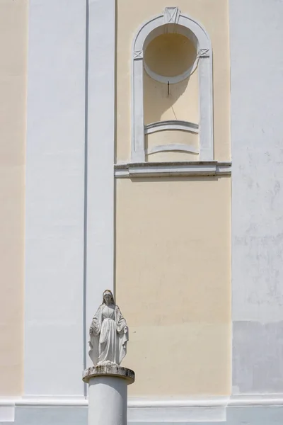 Vit Beige Kombination Fasaden Kyrkan Namnet Jungfru Maria Historisk Staty — Stockfoto