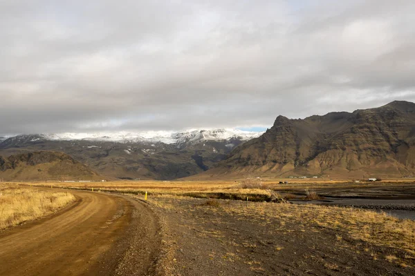 Taşra Yolu Sonbahar Otları Olan Bir Arazi Arka Planda Eyjafjoll — Stok fotoğraf