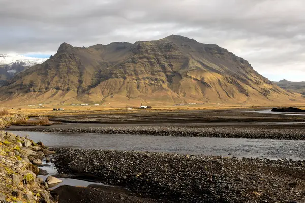 有青草和黄绿色苔藓的国家 后背是一条河和一座山的线 秋天乌云密布的天空 冰岛南部Onundarhorn — 图库照片