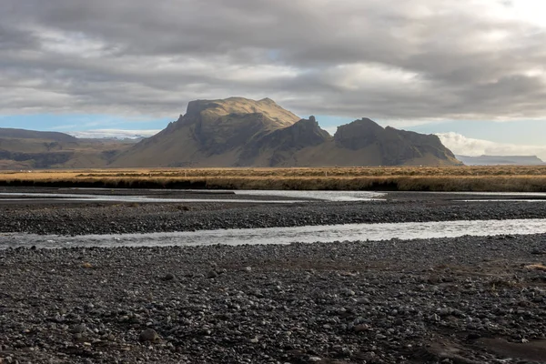 有青草和黄绿色苔藓的国家 后背是一条河和一座山的线 秋天乌云密布的天空 冰岛南部Onundarhorn — 图库照片