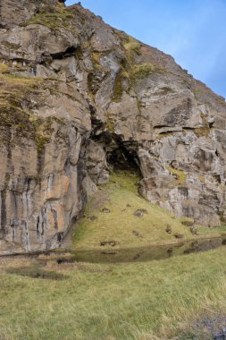 Yapılandırılmış yüzeyi ve yanında gölü olan tepenin ayrıntıları. Kvernufoss Bölgesi, Güney-Orta İzlanda.