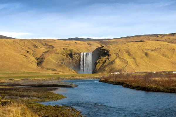 浅蓝色海水的河流 山中有背影 有瀑布 秋天的蓝天 冰岛南部Kvernufoss — 图库照片