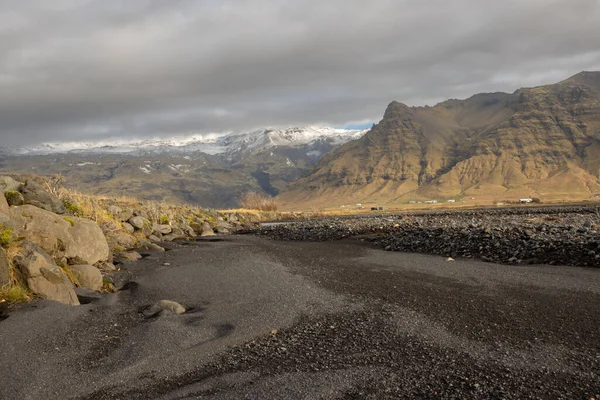Nehir Kenarındaki Siyah Çakıl Taşlar Arka Planda Dağ Buzul Eyjafjallajokull — Stok fotoğraf