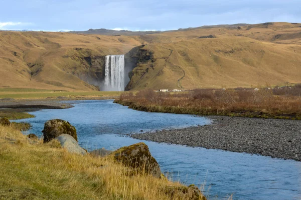 明るい青い水で川 山の背景には 川を作成します 秋の青空 アイスランド南部のクヴェルヌフォス — ストック写真