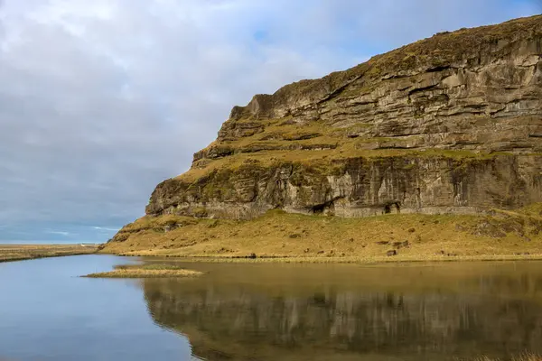 高山上覆盖着青草和苔藓 旁边有一个湖 倒映在水里 秋天多云的天气 Kvernufoss地区 冰岛中南部 — 图库照片