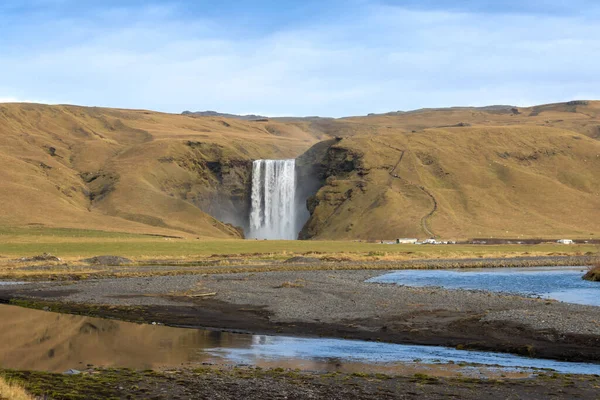 浅蓝色海水的河流 山中有背影 有瀑布 秋天的蓝天 冰岛南部Kvernufoss — 图库照片