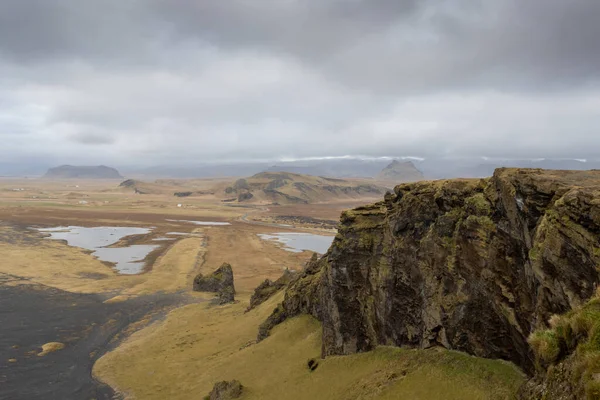 大西洋沿岸的一个国家 秋天被覆盖着苔藓和苔藓的群山环绕的小湖 多云的天空 Dyrholaey 冰岛南部 — 图库照片