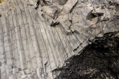 Sahilde mağarası olan bir dağın detayları. Taşın büyüleyici bir yapısı var. Halsanefshellir Mağarası, Vik, Güney İzlanda.