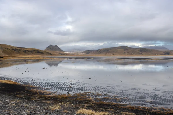 Νερό Μια Λίμνη Που Αντανακλά Τον Συννεφιασμένο Ουρανό Φθινόπωρο Λίμνη — Φωτογραφία Αρχείου