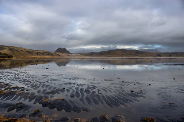 Νερό Μια Λίμνη Που Αντανακλά Τον Συννεφιασμένο Ουρανό Φθινόπωρο Λίμνη — Φωτογραφία Αρχείου