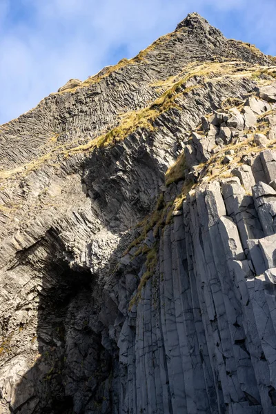 小山的一角 有一个山洞 位于海滩上 这石头的结构很迷人 Halsanefshellir Cave Vik South Iceland — 图库照片