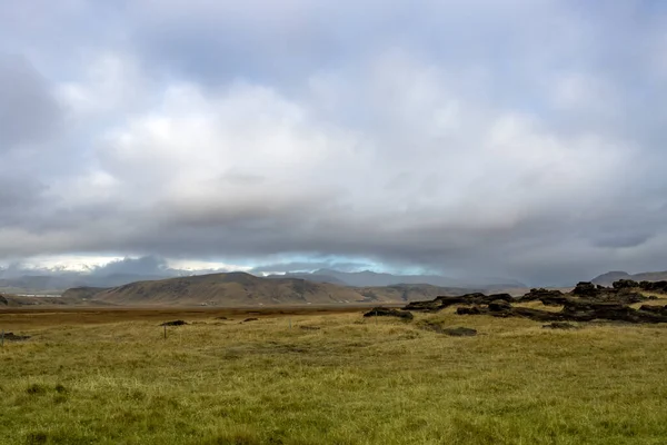 Dramatyczne Dzikie Piękno Gór Spokojne Pastwiska Pokryte Trawą Mchem Porostem — Zdjęcie stockowe