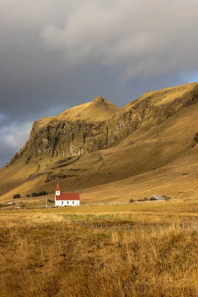 高山上覆盖着黄草 苔藓和苔藓 红色屋顶的白色小教堂 多云的天空 Vik South Iceland — 图库照片