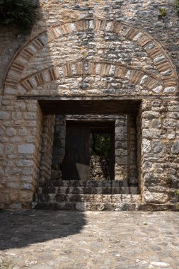 Tarihi Kassiopi Kalesi, İyon Adaları 'nın en görkemli mimari kalıntılarından biri olarak kabul edilir. Duvarlar taştan yapılmıştır. Vahşi bahçeye giriş. Kassiopi, Korfu