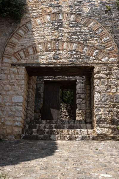 Tarihi Kassiopi Kalesi, İyon Adaları 'nın en görkemli mimari kalıntılarından biri olarak kabul edilir. Duvarlar taştan yapılmıştır. Vahşi bahçeye giriş. Kassiopi, Korfu