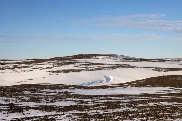 Gayzerlerin çok sık görüldüğü ve jeotermal aktivitelerin kar üzerindeki çözülmemiş çizgilerde de görülebildiği bölge. Kuzey-Merkez Bölgesi Myvatn, İzlanda 'da gün batımı.