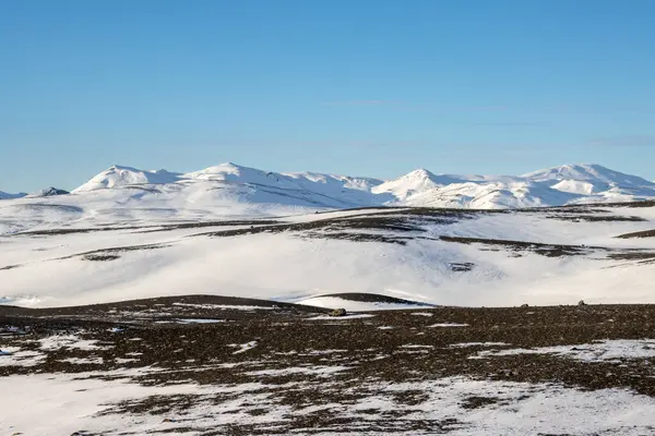 Gayzerlerin çok sık görüldüğü ve jeotermal aktivitelerin kar üzerindeki çözülmemiş çizgilerde de görülebildiği bölge. Kuzey-Merkez Bölgesi Myvatn, İzlanda 'da gün batımı.