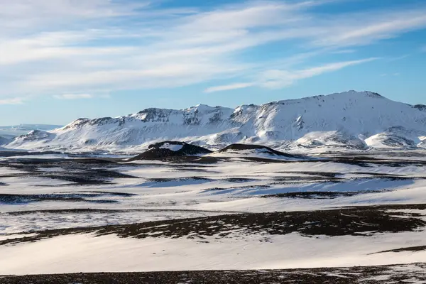 Gayzerlerin çok sık görüldüğü ve jeotermal aktivitelerin kar üzerindeki çözülmemiş çizgilerde de görülebildiği bölge. Kuzey-Merkez Bölgesi Myvatn, İzlanda 'da gün batımı.