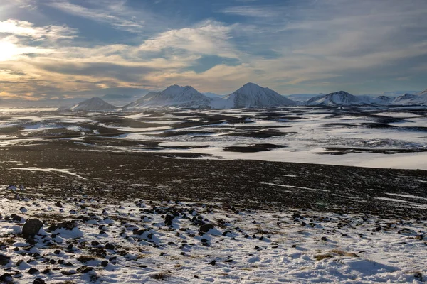 Gayzerlerin çok sık görüldüğü ve jeotermal aktivitelerin kar üzerindeki çözülmemiş çizgilerde de görülebildiği bölge. Kuzey-Merkez Bölgesi Myvatn, İzlanda 'da gün batımı.