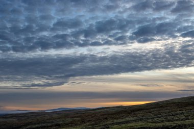 Ülkenin çapraz çizgisi. Gün batımında yoğun bulutlarla gökyüzüne bak. Kuzey İzlanda.