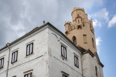 Köşede yenilenmiş bir kule var. Tarihi Konak, bir bütün olarak yenilenmesi gerekiyor. Bulutlu yağmurlu gökyüzü. Breclav, Moravya, Çek Cumhuriyeti.