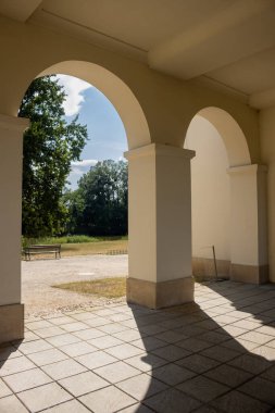 Binayı çevreleyen parkın manzaralı şatonun atari salonları. Taze ağaçlar ve beyaz bulutlu mavi gökyüzü. Pohansko, Breclav, Moravya, Çek Cumhuriyeti.