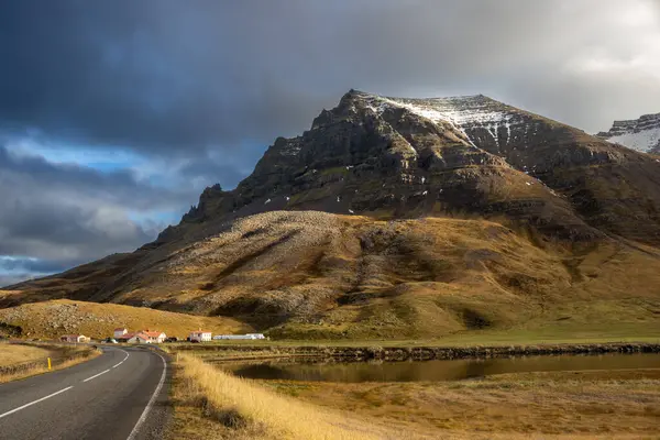 Majestuosa Montaña Con Toque Nieve Otoño Cielo Nublado Pero Luz — Foto de Stock