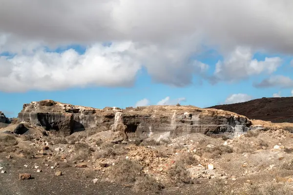 Erime sonucu oluşan çeşitli kaya oluşumlarıyla doğal park. Stratified City olarak da bilinir. Kışın beyaz bulutlu mavi gökyüzü. Teseguite, Lanzarote, Kanarya Adaları, İspanya.