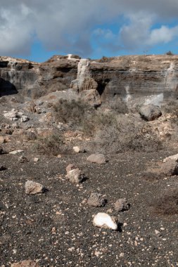 Erime sonucu oluşan çeşitli kaya oluşumlarıyla doğal park. Stratified City olarak da bilinir. Kışın beyaz bulutlu mavi gökyüzü. Teseguite, Lanzarote, Kanarya Adaları, İspanya.