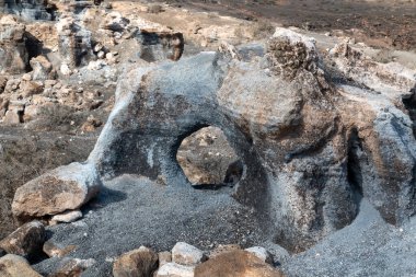 Erime sonucu oluşan çeşitli kaya oluşumlarıyla doğal park. Stratified City olarak da bilinir. Kışın beyaz bulutlu mavi gökyüzü. Teseguite, Lanzarote, Kanarya Adaları, İspanya.