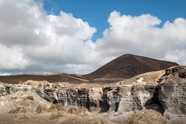 Erime sonucu oluşan çeşitli kaya oluşumlarıyla doğal park. Stratified City olarak da bilinir. Kışın beyaz bulutlu mavi gökyüzü. Teseguite, Lanzarote, Kanarya Adaları, İspanya.