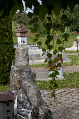 Tarihi Sulov Kalesi 'nin tam minyatür kopyası. Minyatürler önemli Slovak manzaraların olduğu yere park ederler. Podolie, Slovakya.