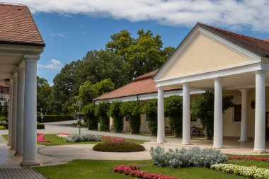 Spa Adası 'nın çevresinde taze yeşilliklerle çevrili tarihi mimari. Şifalı yayları olan şehir. Piestany, Slovakya.