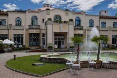 Spa Adası 'nın çevresinde taze yeşilliklerle çevrili tarihi mimari. Şifalı yayları olan şehir. Piestany, Slovakya.