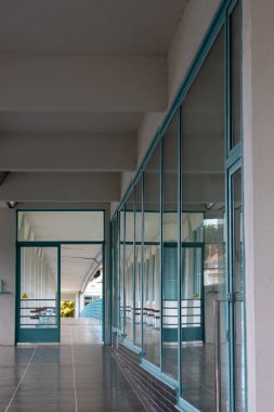 Yaya geçitleri için Colonnade Köprüsü (Kolonadovy çoğunlukla), şehir merkezini Spa Adası 'na bağlar. Piestany, Slovakya.