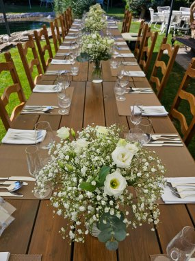 Güzel bir bahçede, bir düğün partisinde konuklar için bir akşam yemeği hazırladı. Yaz öğleden sonra. Modra, Slovakya.