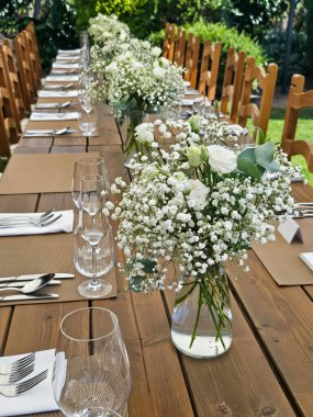 Güzel bir bahçede, bir düğün partisinde konuklar için bir akşam yemeği hazırladı. Yaz öğleden sonra. Modra, Slovakya.