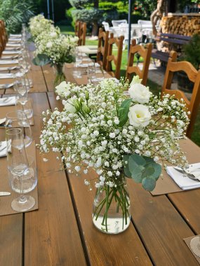 Güzel bir bahçede, bir düğün partisinde konuklar için bir akşam yemeği hazırladı. Yaz öğleden sonra. Modra, Slovakya.