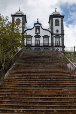 Monte tepesine inşa edilmiş tarihi kilise, Igreja de Nossa do Monte. Geleneksel Portekiz mimarisi. İki kule. Funchal, Madeira, Portekiz.