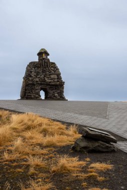 Efsanevi bir tarihe dayanan, adı Bardur olan taş parçalarından yapılmış bir heykel. Gücün sembolü., Arnarstapi, yarımada Snaefellsnes, İzlanda.